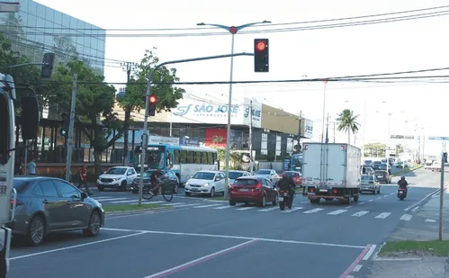 
          Imagem ilustrativa da imagem 33 mil multas por avançar sinal vermelho só este ano no Espírito Santo
          