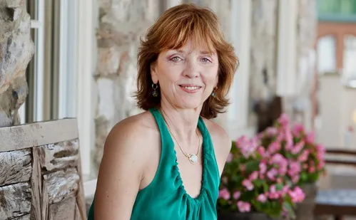 
          Imagem ilustrativa da imagem “A Maldição das Sete Noivas": Nora Roberts lança trilogia com mistérios
          