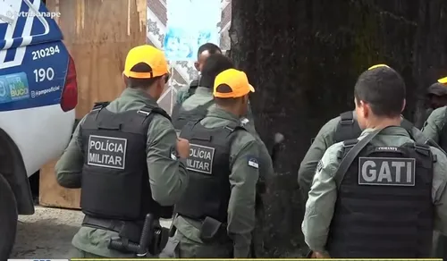 
          Imagem ilustrativa da imagem Ação da PM contra tráfico de drogas em Olinda tem suspeito morto e pessoas feridas
          