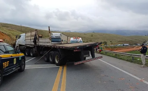 
          Imagem ilustrativa da imagem Acidente com carreta deixa trânsito totalmente interditado na BR-101 em Anchieta
          