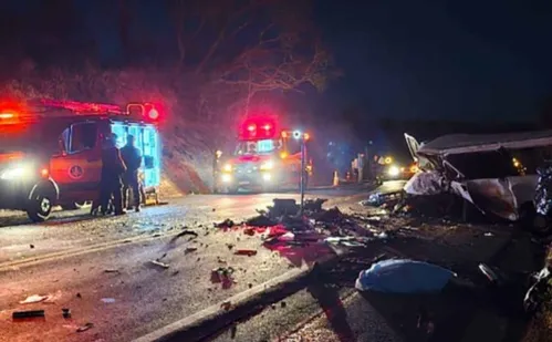 
          Imagem ilustrativa da imagem Acidente entre van e carro deixa 4 mortos e 16 feridos em rodovia de Minas Gerais
          