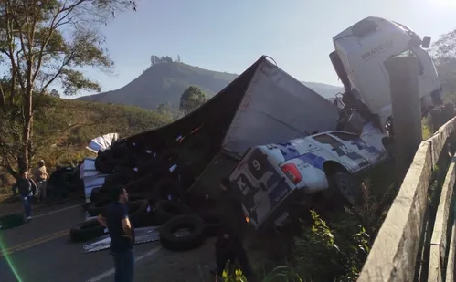 
          Imagem ilustrativa da imagem Acidente envolvendo viatura da Polícia Militar deixa três feridos
          