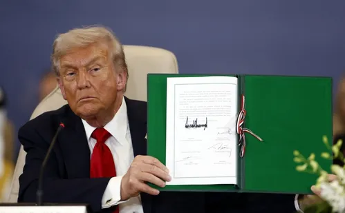 
          Imagem ilustrativa da imagem Trump lamenta não poder concorrer a um terceiro mandato
          