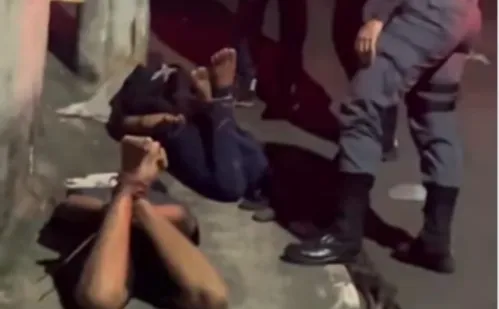 
          Imagem ilustrativa da imagem Adolescente e jovem são contidos por populares após roubarem celular em Cariacica
          