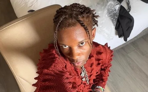 
          Imagem ilustrativa da imagem Adolescente encontrada em porta-malas de cantor estava morta havia semanas
          