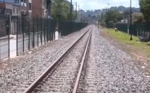 
          Imagem ilustrativa da imagem Adolescente não escuta sinalização e é atropelada por trem em Cariacica
          