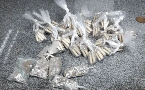 
          Imagem ilustrativa da imagem Adolescentes são apreendidos transportando drogas em carro de app na BR-101 no ES
          