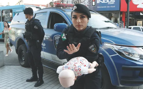 
          Imagem ilustrativa da imagem Agente da guarda de Cariacica ensina manobra que salva vidas
          