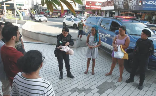 
          Imagem ilustrativa da imagem Agente da guarda de Cariacica ensina manobra que salva vidas
          