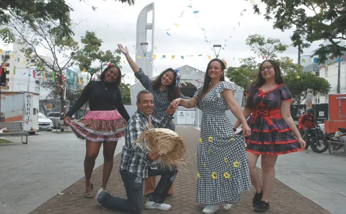 
          Imagem ilustrativa da imagem Agosto chegou, mas os arraiás continuam nos bairros!
          