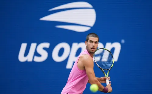 
          Imagem ilustrativa da imagem Alcaraz fecha portas a Djokovic e vai à final em busca do bi no US Open
          