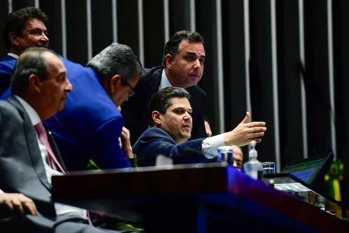 
          Imagem ilustrativa da imagem Alcolumbre anuncia votação do projeto de lei da adultização nesta quarta-feira
          