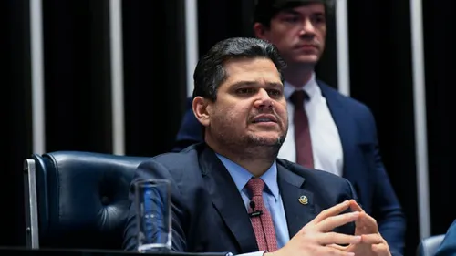 
          Imagem ilustrativa da imagem Alcolumbre manda PEC da Blindagem para Comissão de Justiça do Senado
          