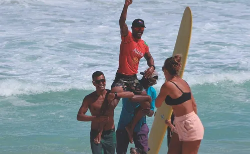 
          Imagem ilustrativa da imagem Alexandre Escobar mira título nacional de surfe
          