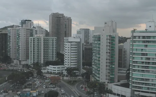 
          Imagem ilustrativa da imagem Alta na valorização de imóveis de Vitória influencia no preço dos aluguéis
          