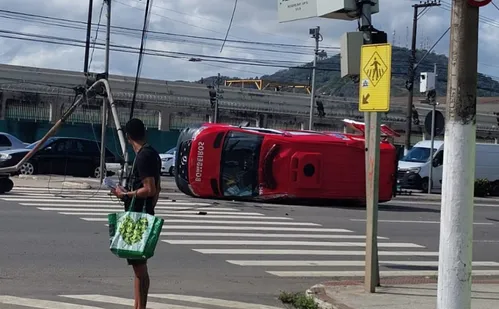 
          Imagem ilustrativa da imagem Ambulância que transportava vítima de acidente capota em Jardim América
          