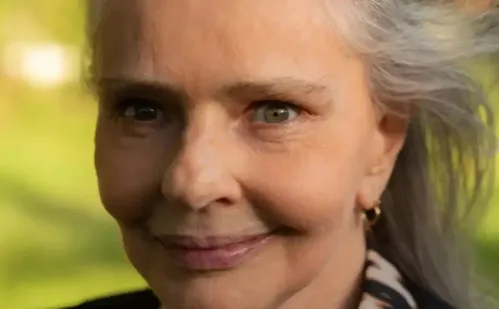 
          Imagem ilustrativa da imagem Velório de Angela Ro Ro será nesta terça em cerimônia aberta ao público
          