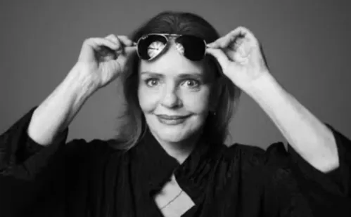 
          Imagem ilustrativa da imagem Angela Ro Ro é velada no Rio de Janeiro com despedida de amigos e turistas
          