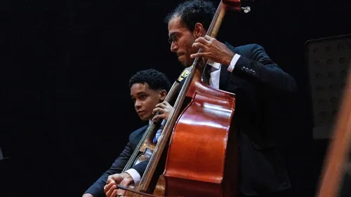 
          Imagem ilustrativa da imagem Antonino: o rosto da Orquestra Criança Cidadã na nova edição do Concerto pela Paz
          