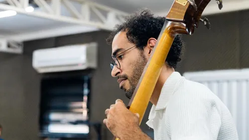 
          Imagem ilustrativa da imagem Antonino: o rosto da Orquestra Criança Cidadã na nova edição do Concerto pela Paz
          