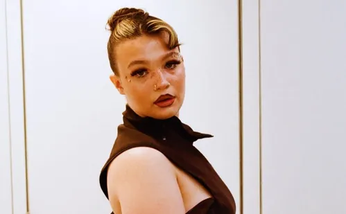 
          Imagem ilustrativa da imagem Após desmaiar no palco, Lola Young atualiza estado de saúde: 'Estou bem agora'
          