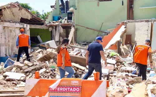 
          Imagem ilustrativa da imagem Após explosão em Olinda, Defesa Civil amplia vistorias; oito casas foram destruídas
          