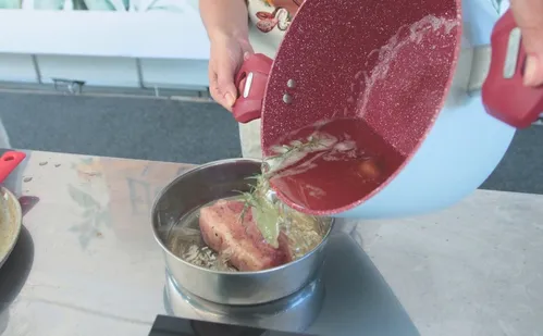 
          Imagem ilustrativa da imagem Aprenda a fazer costela na lata com canjiquinha grelhada
          