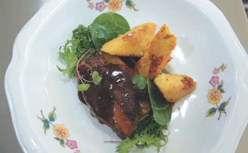 
          Imagem ilustrativa da imagem Aprenda a fazer costela na lata com canjiquinha grelhada
          