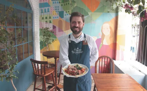 
          Imagem ilustrativa da imagem Aprenda a fazer ravióli de queijo com molho de tomate e manjericão
          