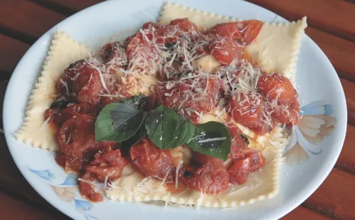 
          Imagem ilustrativa da imagem Aprenda a fazer ravióli de queijo com molho de tomate e manjericão
          