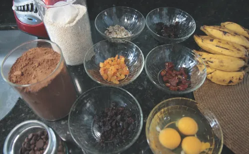 
          Imagem ilustrativa da imagem Aprenda a fazer um bolo de cacau e banana que ajuda a manter a dieta
          