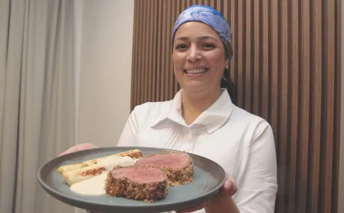 
          Imagem ilustrativa da imagem Aprenda a fazer uma receita de Rosbife e creme de alho-poró
          