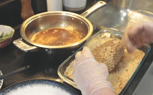 
          Imagem ilustrativa da imagem Aprenda a fazer uma receita de Rosbife e creme de alho-poró
          