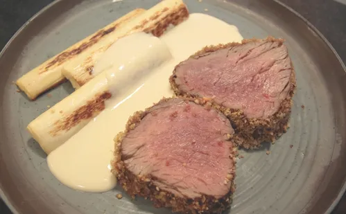 
          Imagem ilustrativa da imagem Aprenda a fazer uma receita de Rosbife e creme de alho-poró
          