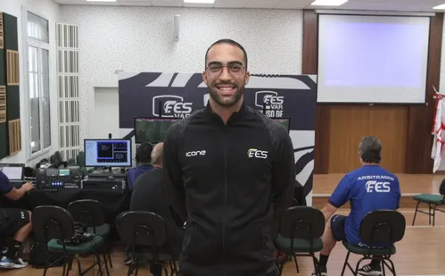 
          Imagem ilustrativa da imagem Árbitro capixaba desabafa após críticas: 'Não conto com dinheiro da arbitragem'
          