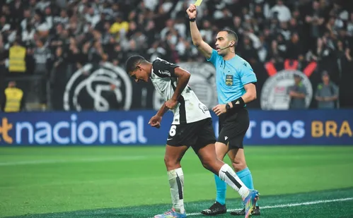 
          Imagem ilustrativa da imagem Árbitro do ES debate com VAR em pênalti polêmico: "Não trabalhamos com sentimento"
          