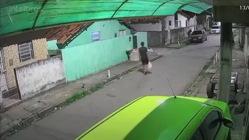 
          Imagem ilustrativa da imagem Assassino arranca órgãos de pedreiro e usa criança como escudo em fuga
          