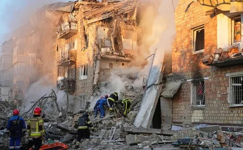 
          Imagem ilustrativa da imagem Ataque em massa com drones e mísseis russos mata 15 pessoas em Kiev
          