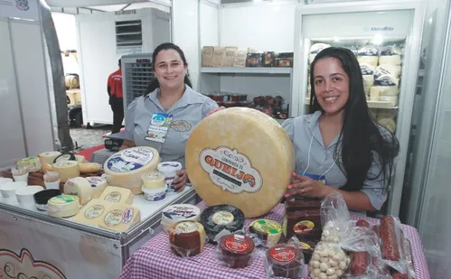 
          Imagem ilustrativa da imagem Até linguiça de tilápia em feira na Praça do Papa
          