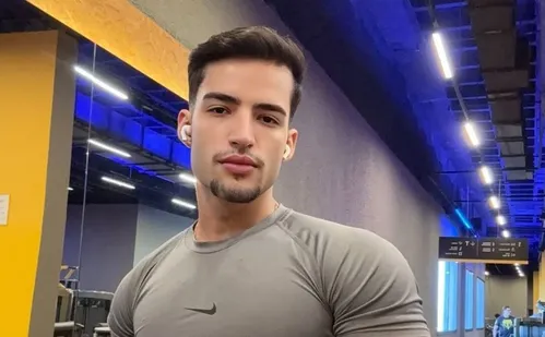 
          Imagem ilustrativa da imagem Ator pornô Ryan Silveira está consciente, diz mãe; amigo morreu em acidente
          