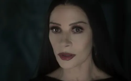 
          Imagem ilustrativa da imagem Atriz de 'Wandinha' faz comentário sobre fã de 12 anos e é criticada
          