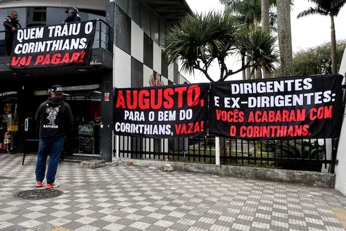
          Imagem ilustrativa da imagem Augusto Melo é destituído pelos sócios do Corinthians e deixa presidência isolado e investigado
          