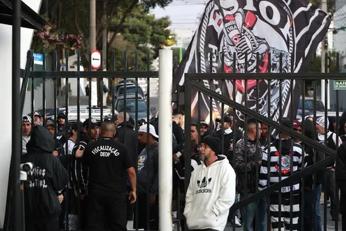 
          Imagem ilustrativa da imagem Augusto Melo é destituído pelos sócios do Corinthians e deixa presidência isolado e investigado
          