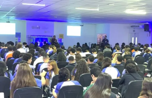 
          Imagem ilustrativa da imagem Aulão gratuito vai orientar 300 estudantes do Recife para o Enem
          