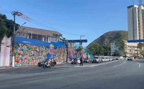 
          Imagem ilustrativa da imagem Avenida Vitória é liberada após interdição causada por tombamento de carreta
          