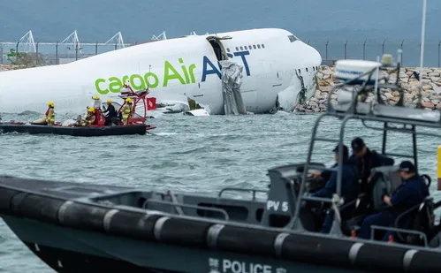 
          Imagem ilustrativa da imagem Avião cargueiro cai no mar e duas pessoas morrem em Hong Kong
          