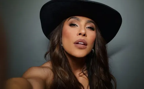 
          Imagem ilustrativa da imagem Avião de Lauana Prado faz pouso de emergência após porta abrir durante o voo
          