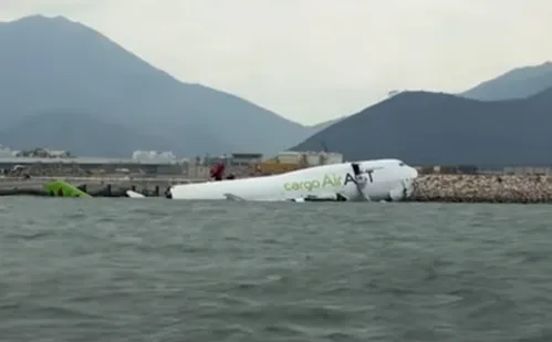
          Imagem ilustrativa da imagem Avião de carga derrapa, cai no mar ao pousar em Hong Kong, e 2 pessoas morrem
          