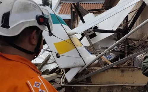 
          Imagem ilustrativa da imagem Avião de pequeno porte cai sobre casa em Goiânia
          