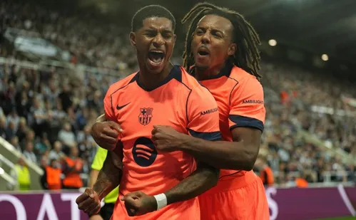 
          Imagem ilustrativa da imagem Barcelona vence Newcastle com dois gols de Rashford e larga bem na Champions League
          